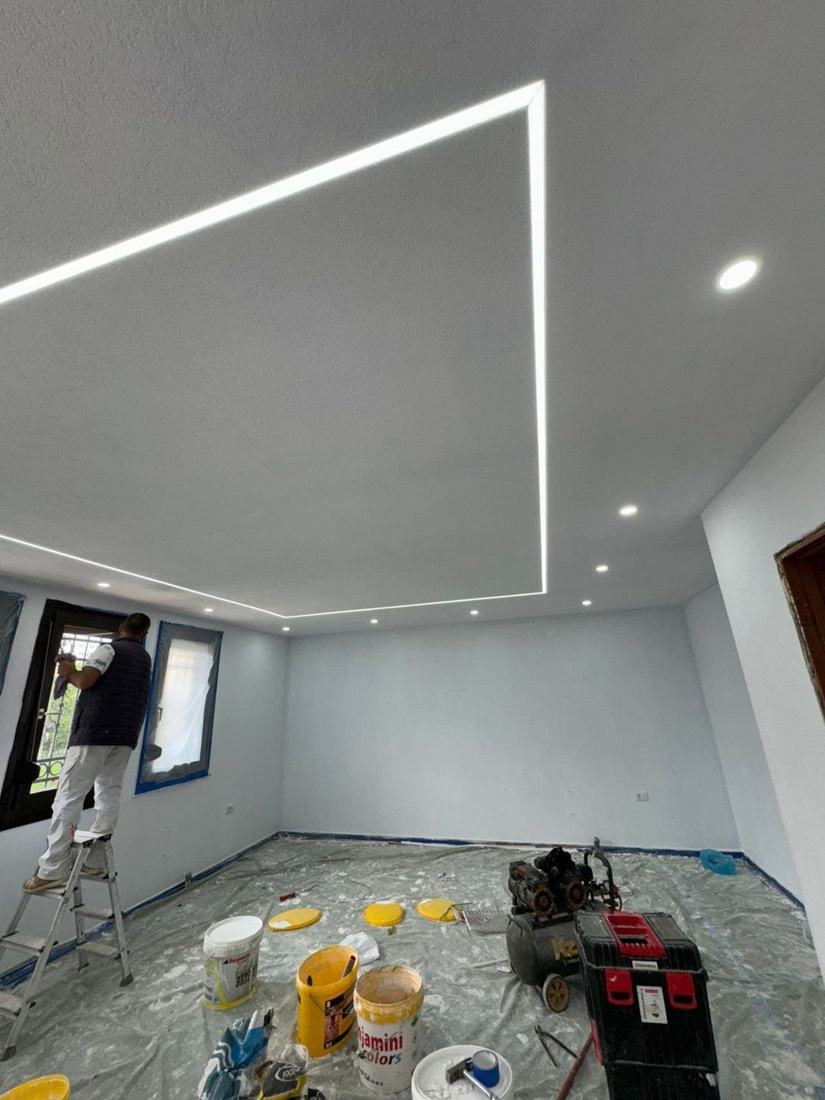 Fertige Trockenbaudecke mit durchlaufenden LED-Lichtlinien