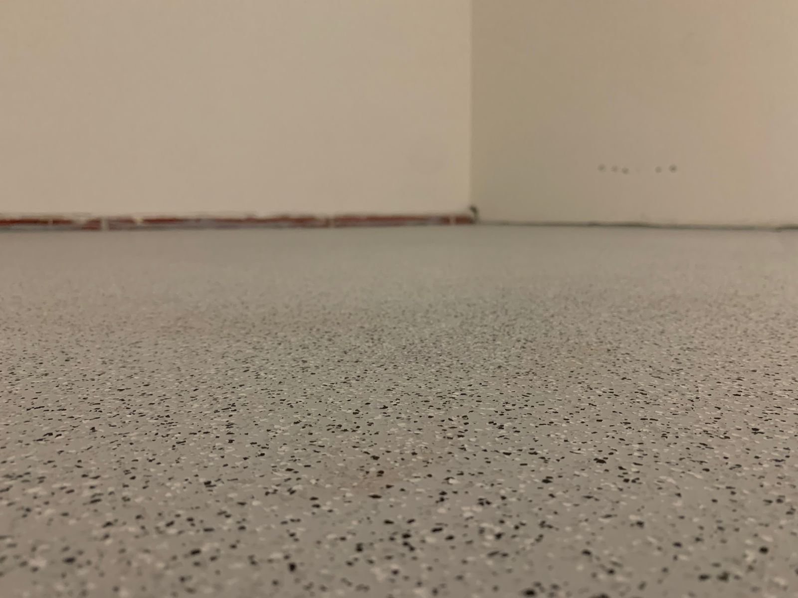 Detail einer hellen Bodenbeschichtung