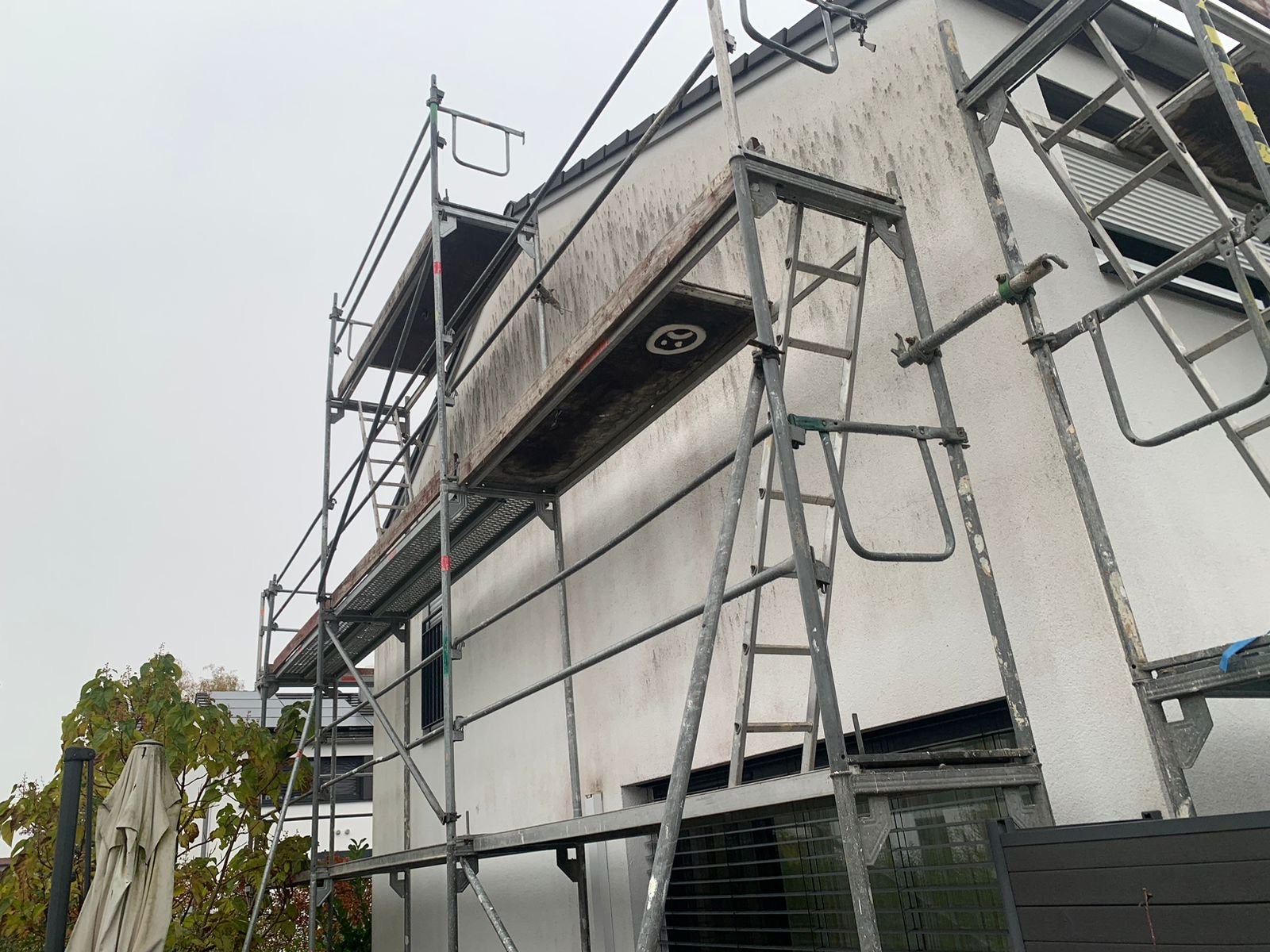 Gerüst für Fassadenarbeiten an einem Wohnhaus