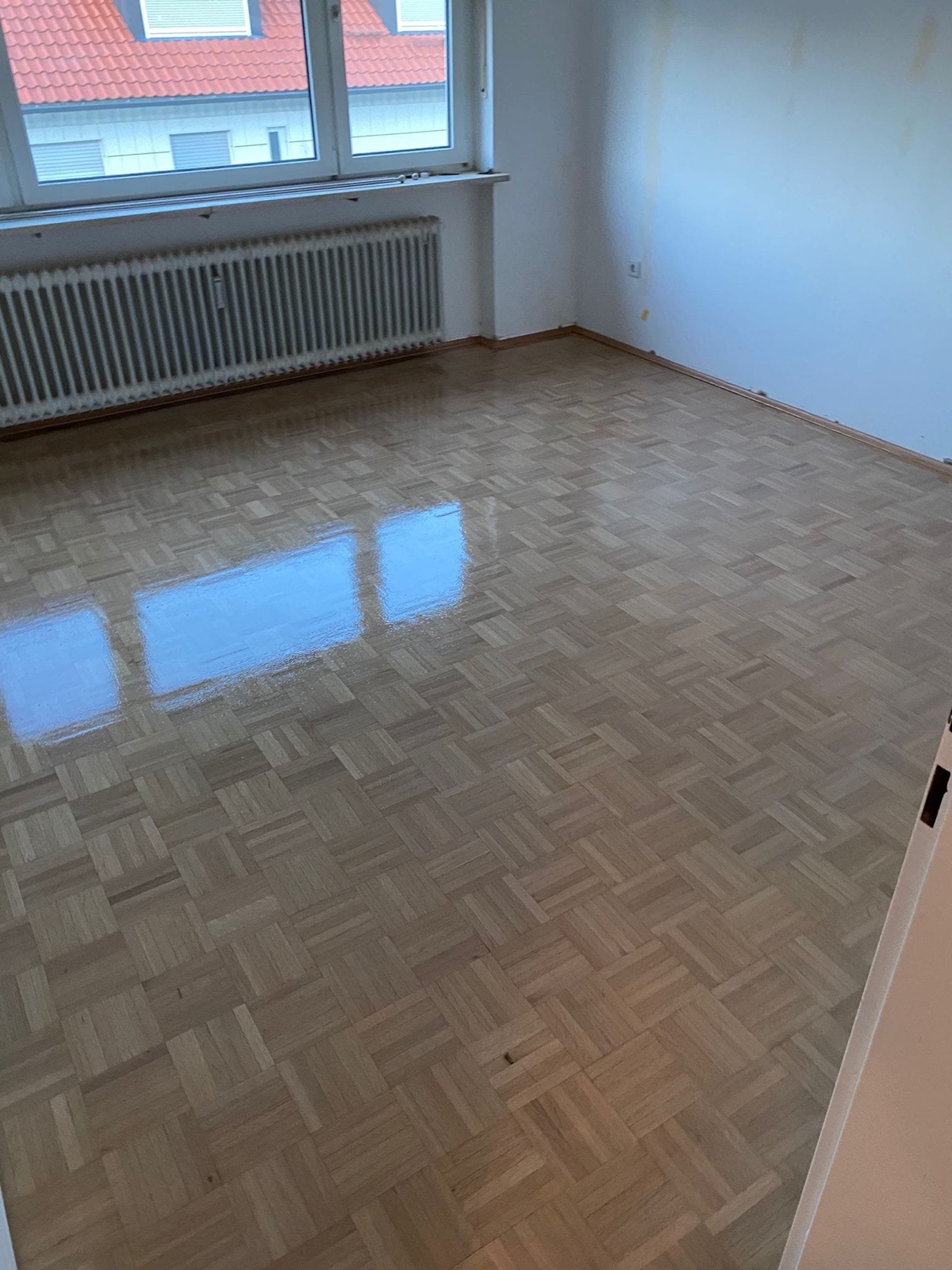 Glänzendes Parkett in einem hellen Wohnraum