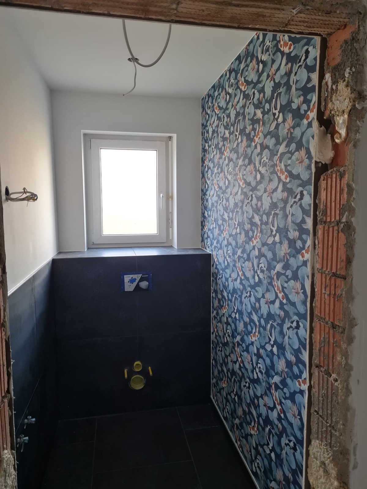Badezimmer mit blauer Mustertapete