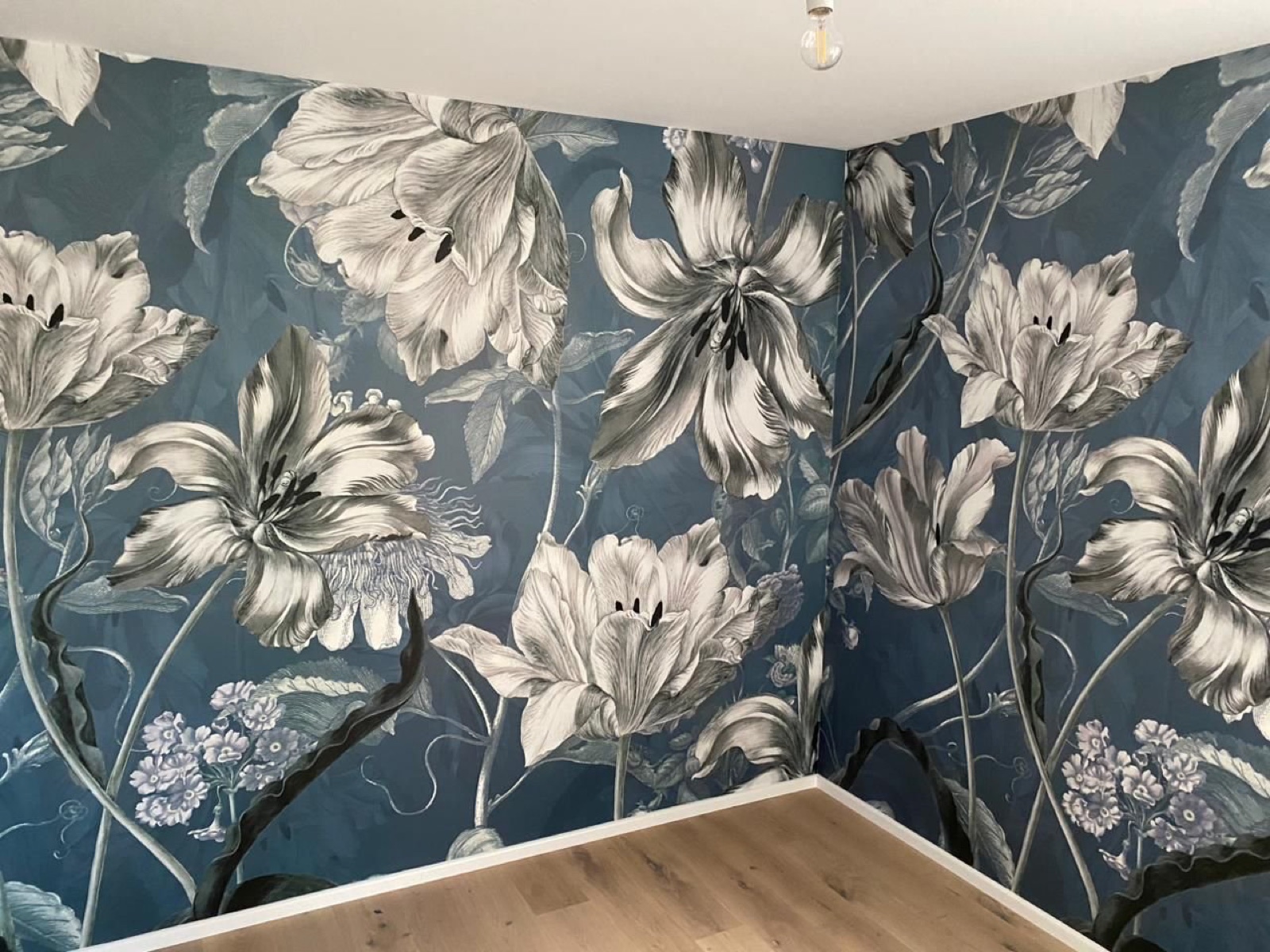 Tapezierte Blumenwand in einem Wohnraum