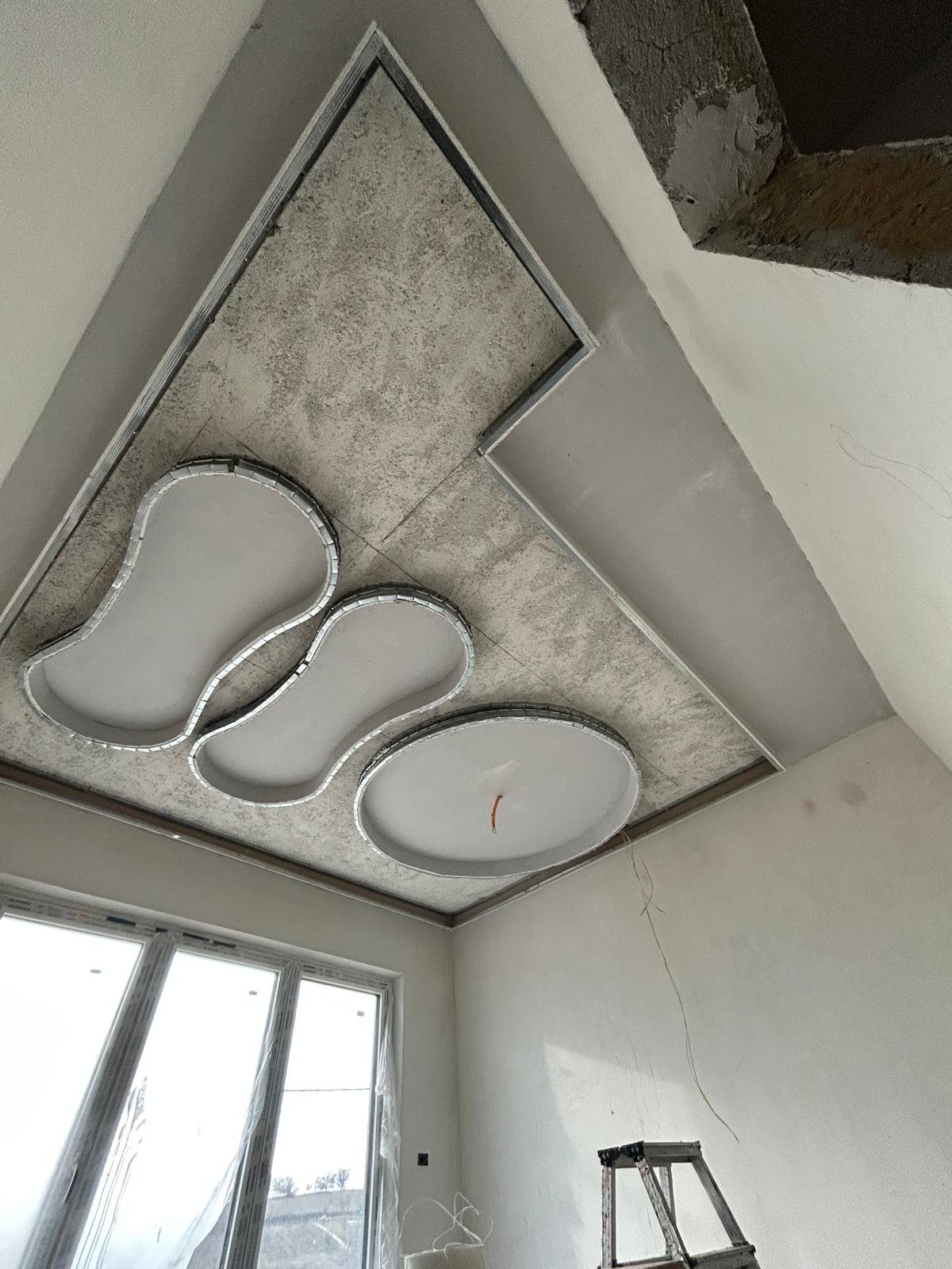 Trockenbaudecke im Rohzustand mit Unterkonstruktion
