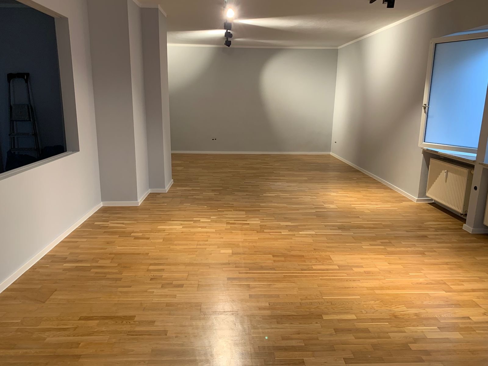 Frisch gestrichener Wohnraum mit Holzboden